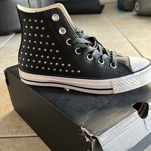 woman’s converse leather